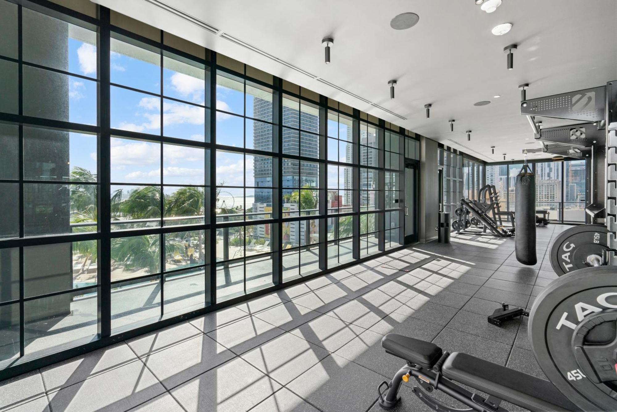 New 28th Floor Unit - Breathtaking Bay And Downtown Views Apartment