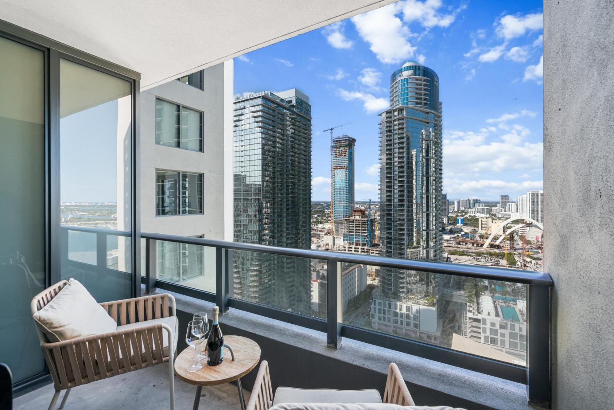 New 28th Floor Unit - Breathtaking Bay And Downtown Views Miami